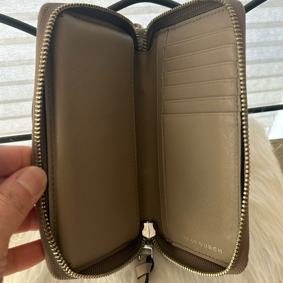 Tory Burch tan diamond laser cut zip around leather smart phone wallet/wristlet - Picture 3 of 7